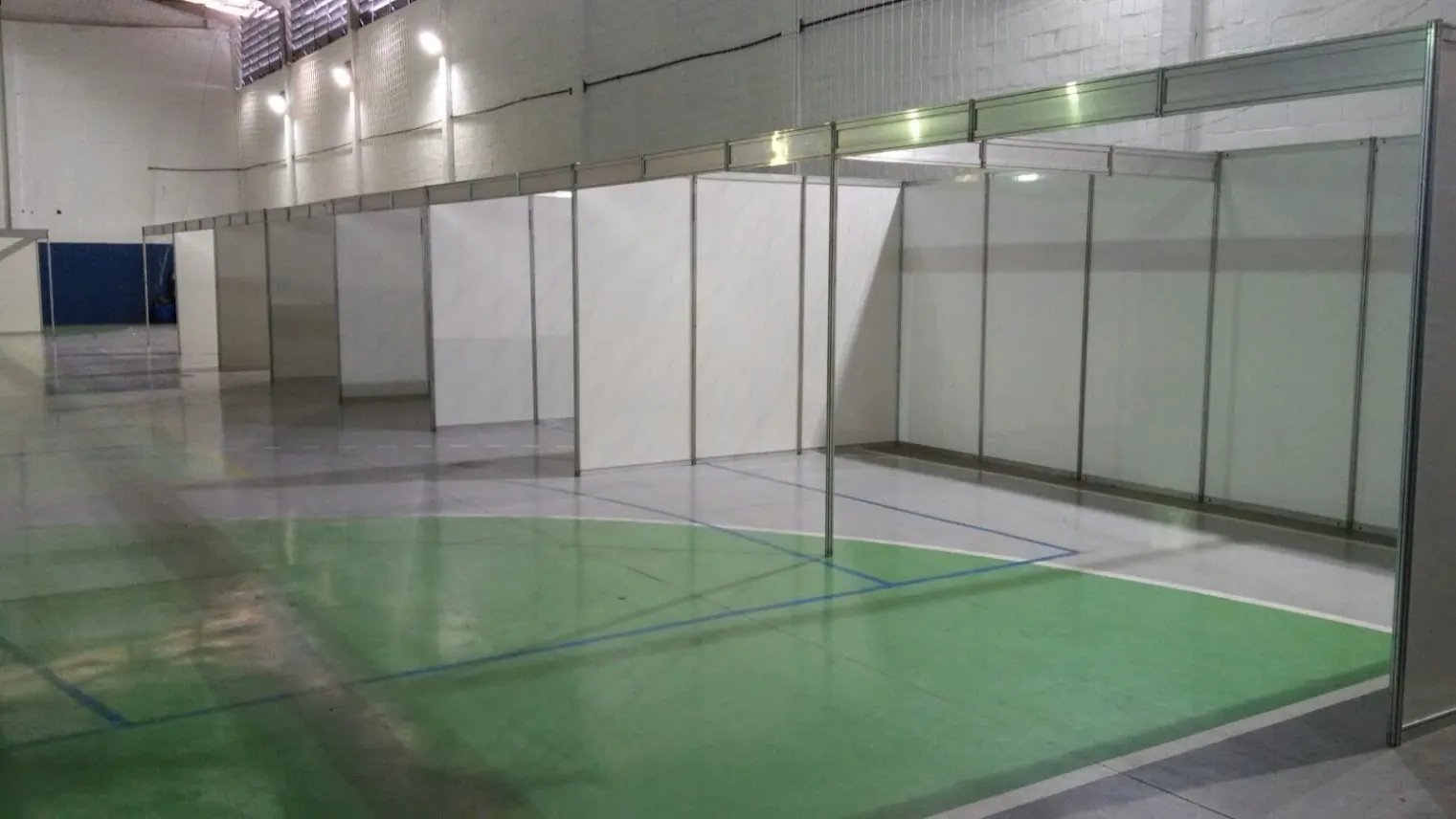 Montagem de stand modular sustentável e versátil para exposições
