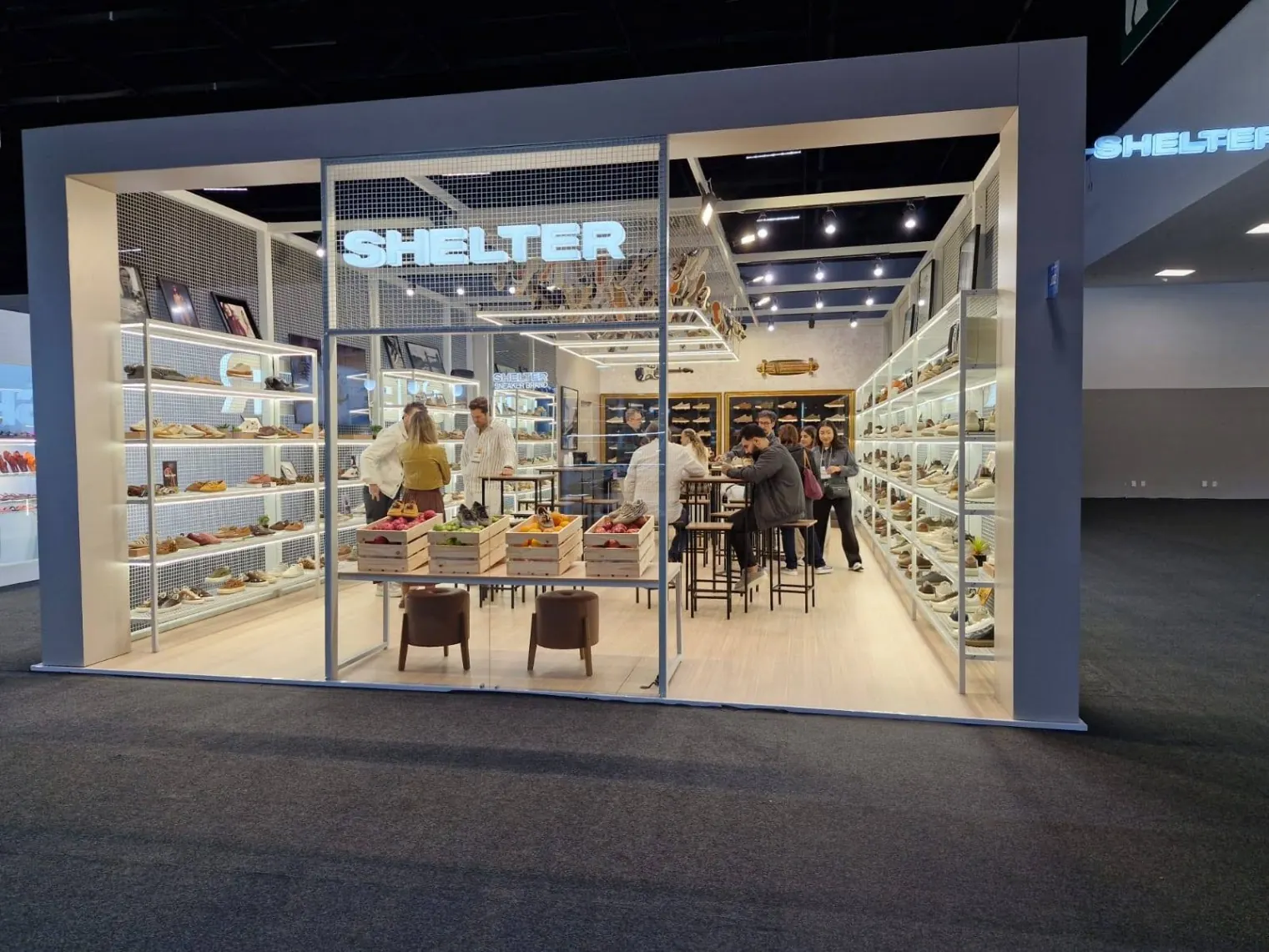 Interior de stand para feira com displays de produtos e iluminação estratégica