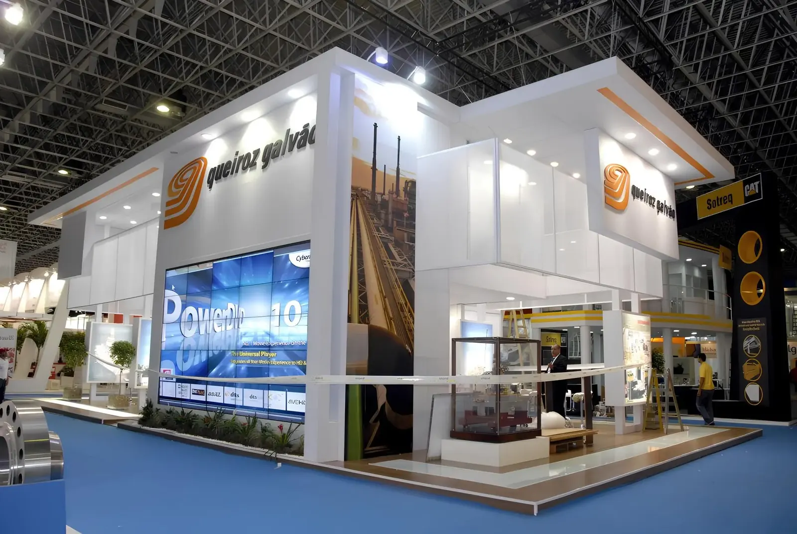 Stand com mezanino e estrutura em dois andares para grandes eventos