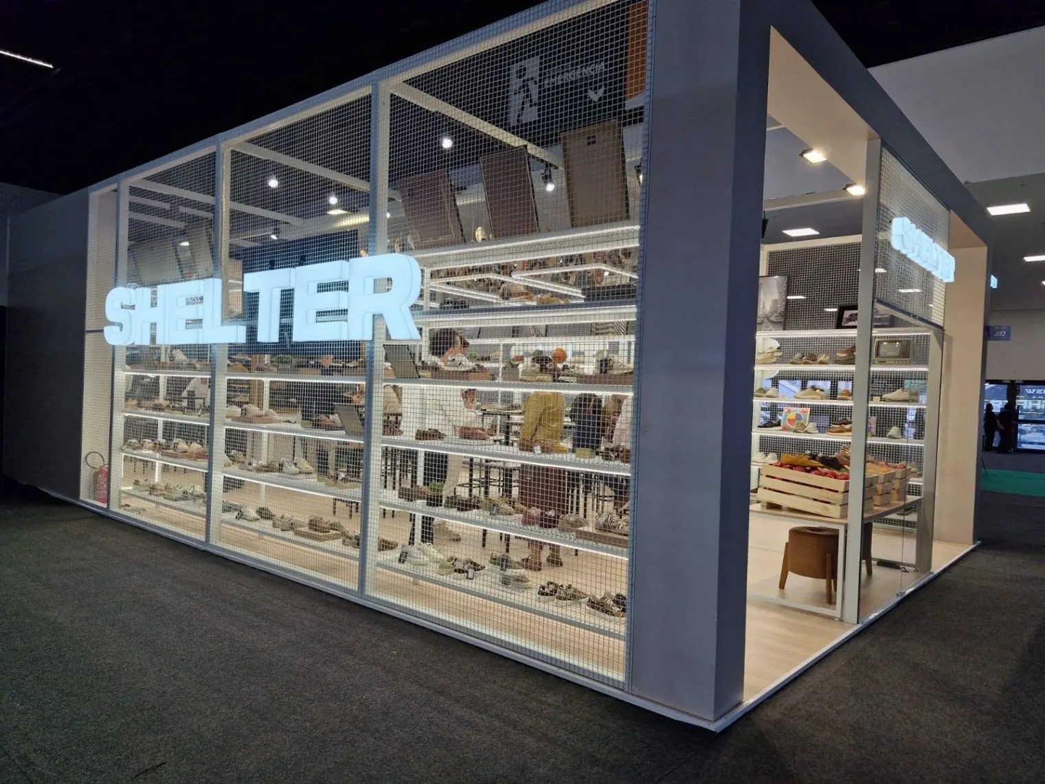 Projeto de stand personalizado 3D com vitrine e estrutura metálica iluminada