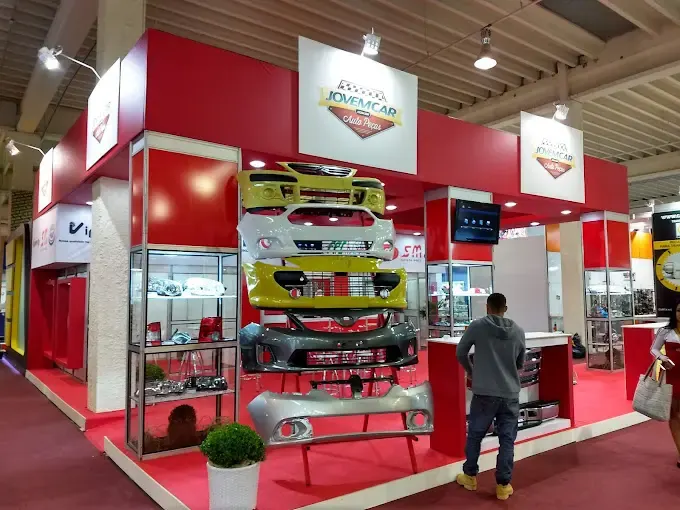 Stand misto unindo agilidade modular e sofisticação da produção